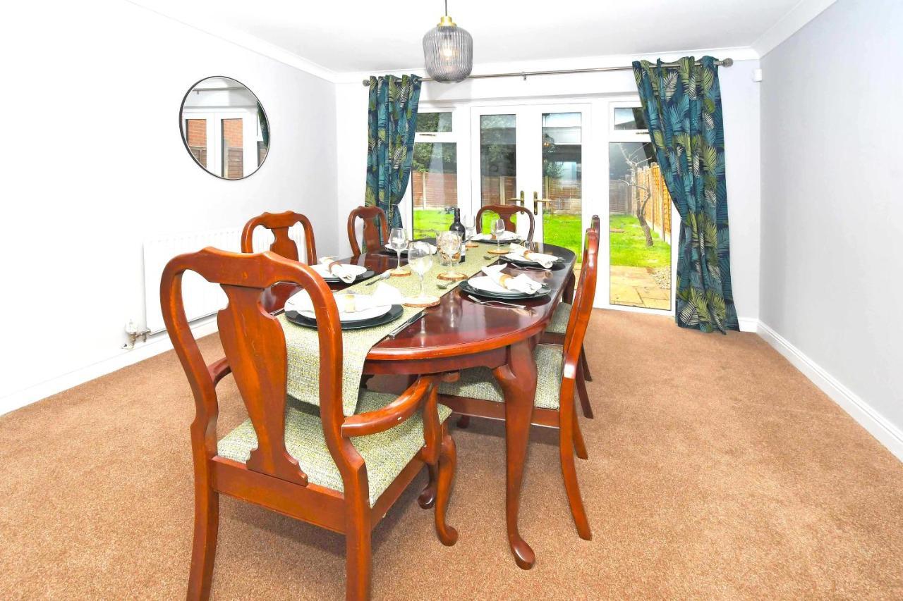 The Glade By Yourstays Huge Single Detached Holiday Home With Big Garden Ньюкасл-андер-Лайм Екстер'єр фото